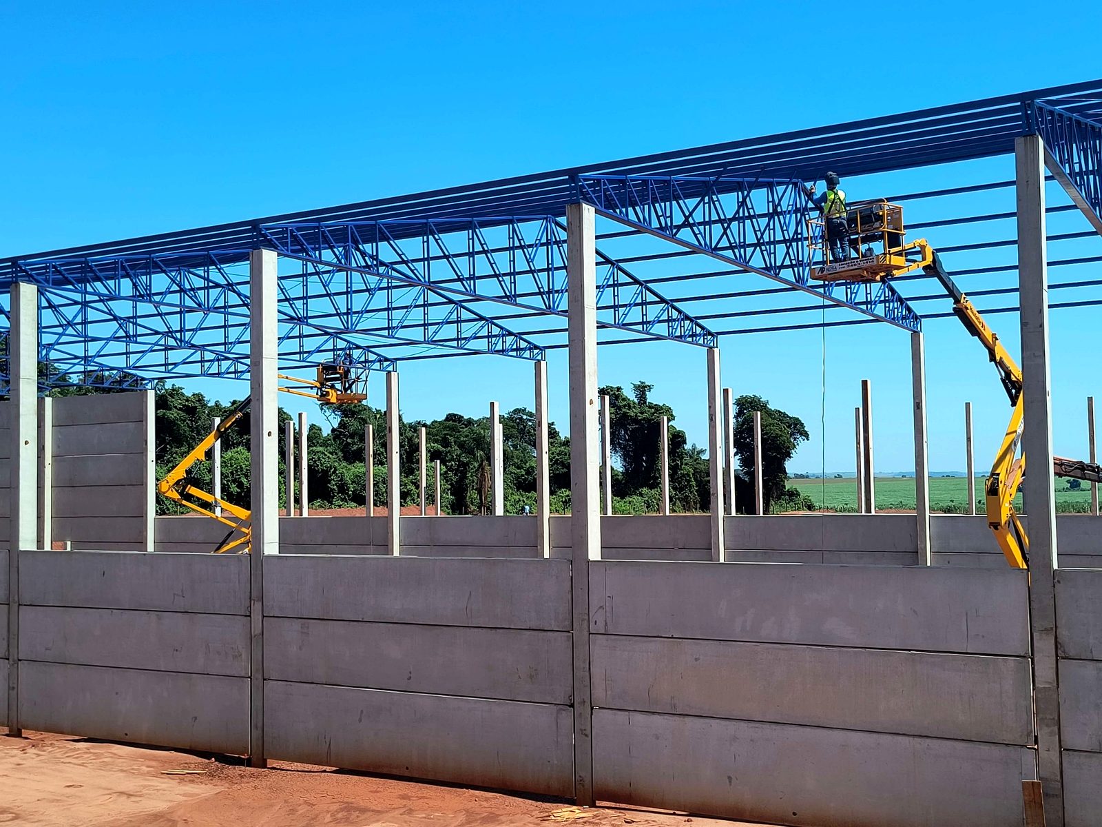 Equipe montando estrutura metálica em obra